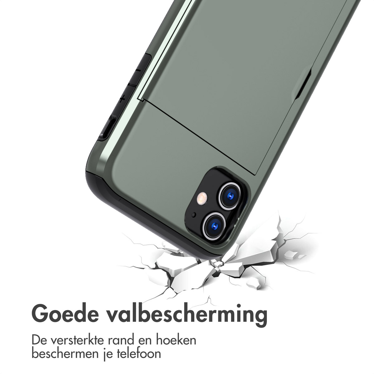 Groene telefoonhoes met impactschade op de grond, valbescherming.