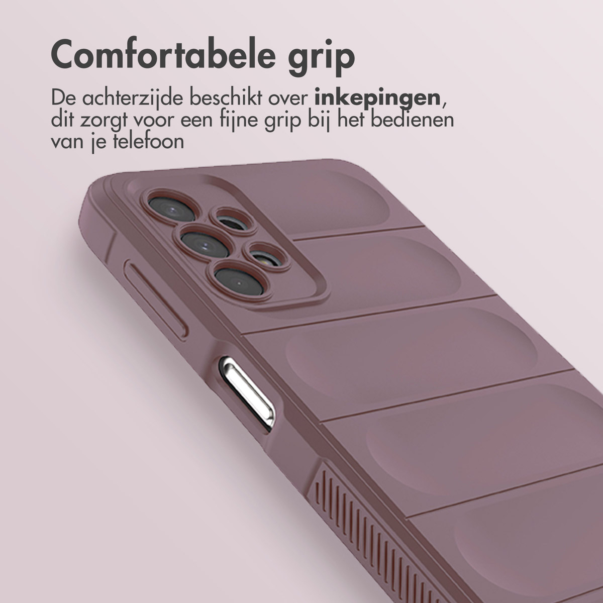 Close-up van een telefoonhoesje, bruin met een textuurpatroon, op een lichtroze achtergrond.