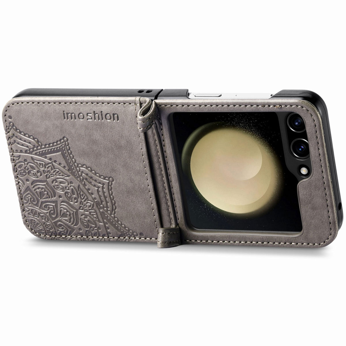 Coque de téléphone grise avec un motif. Un téléphone est dans la coque. imoshion est écrit.