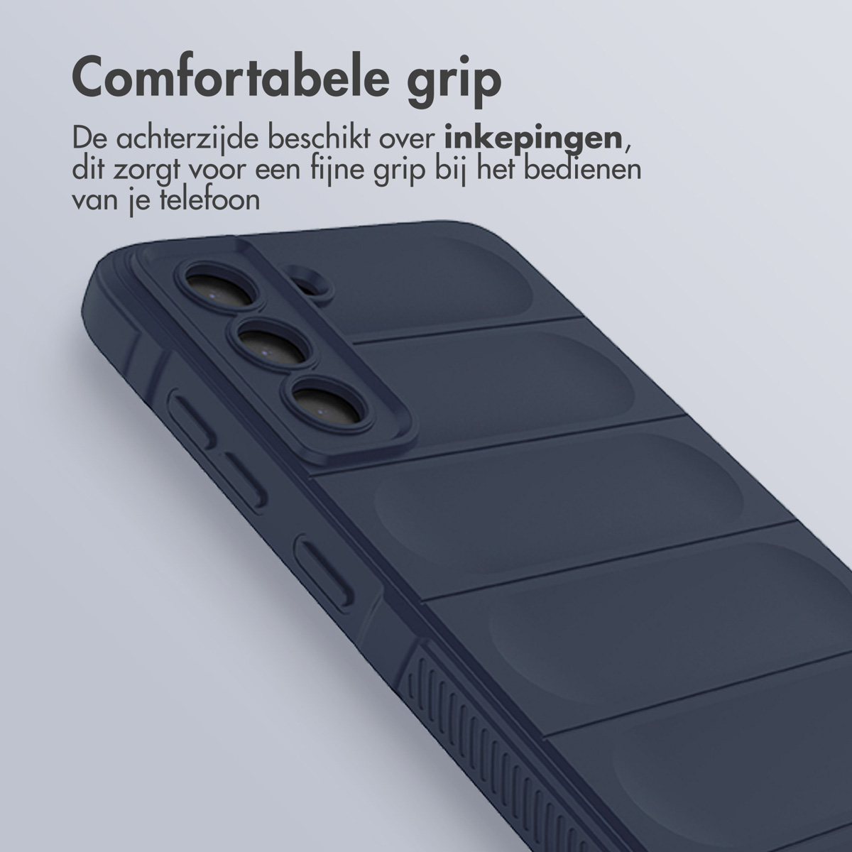 Een donkerblauwe telefoonhoes met een gestructureerd ontwerp wordt getoond. De telefoon zit in de hoes.