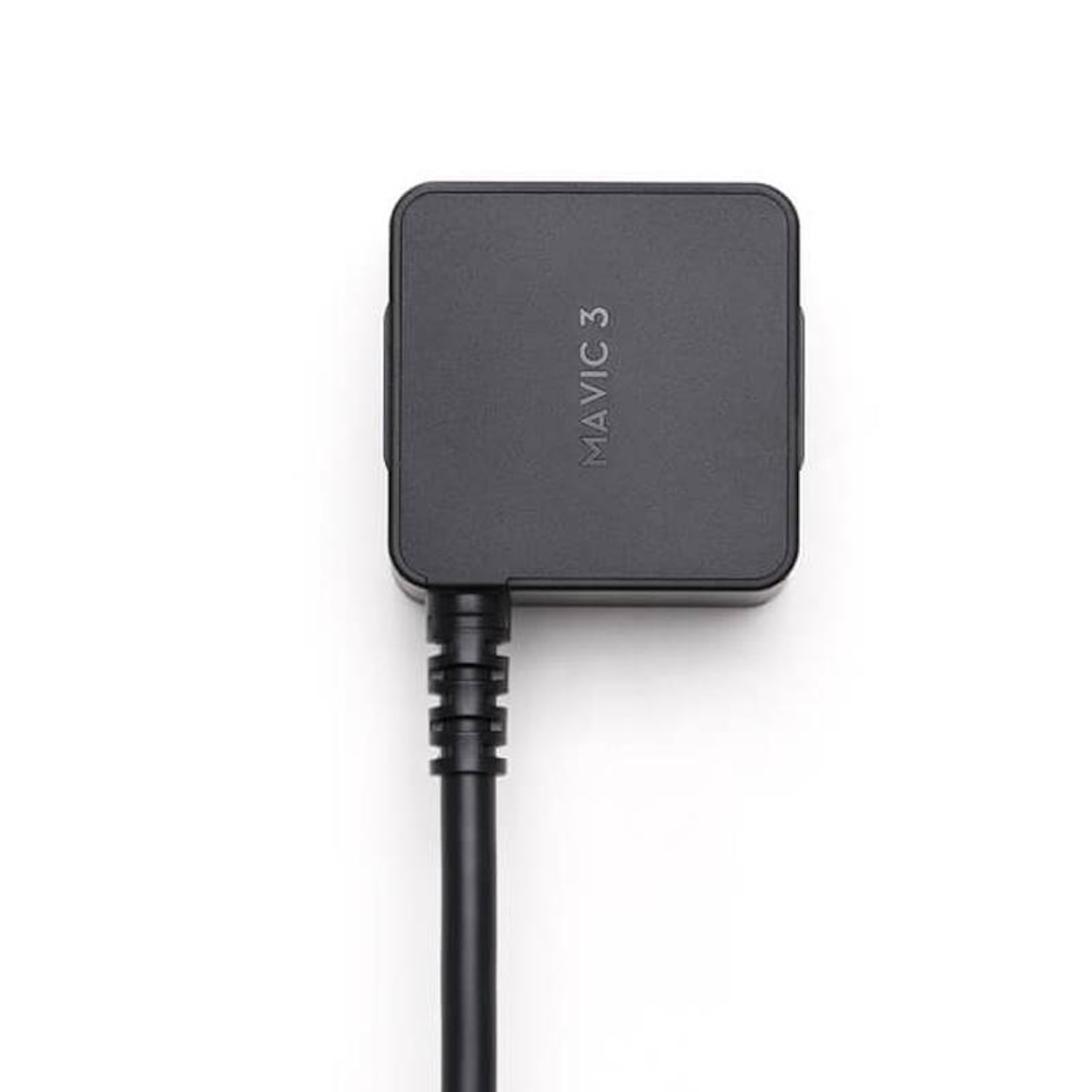 Schwarzer Mavic 3 Ladehub mit schwarzem Kabel. Weißer Hintergrund.