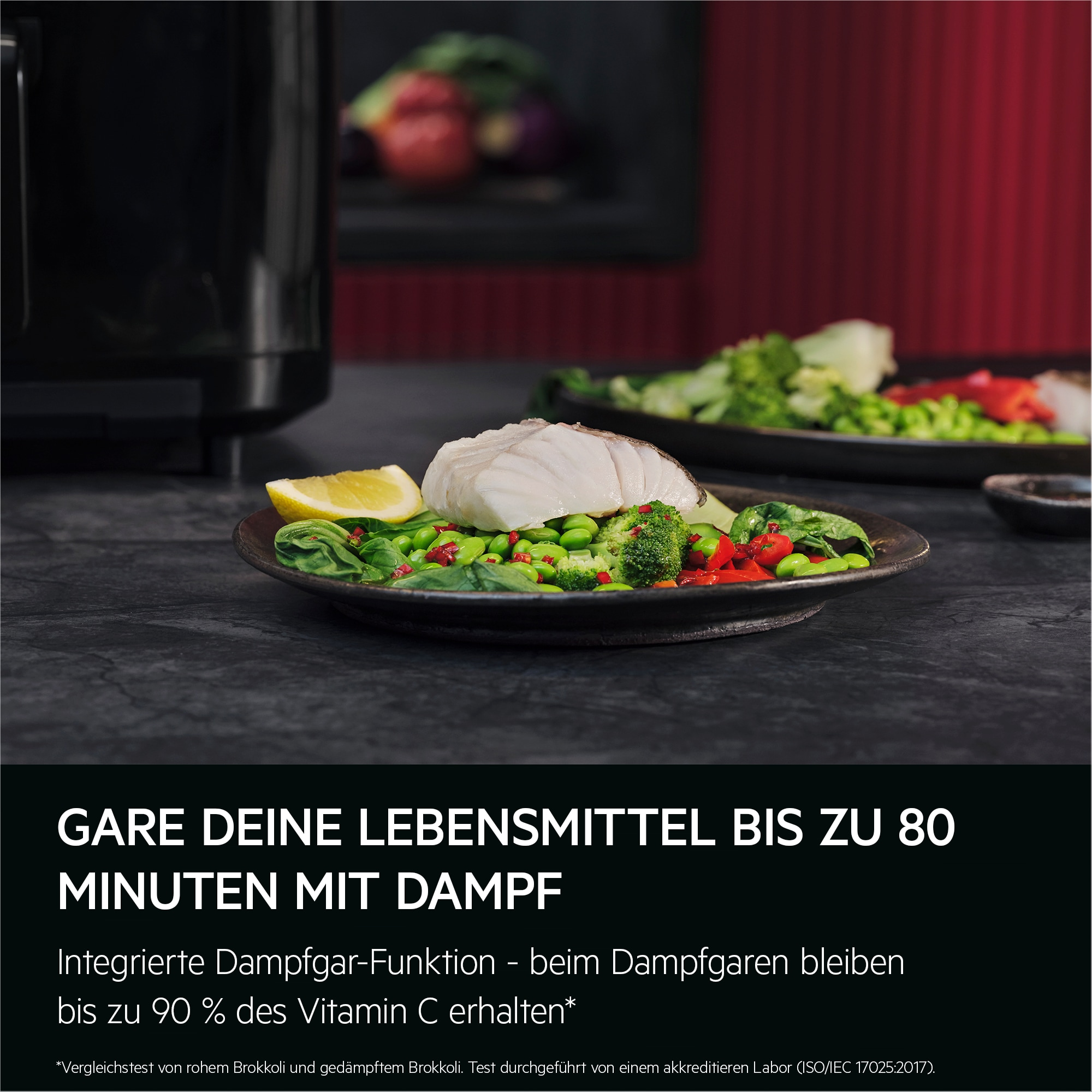 Talerz z jedzeniem, w tym rybą i warzywami, w pobliżu ciemnego tła.