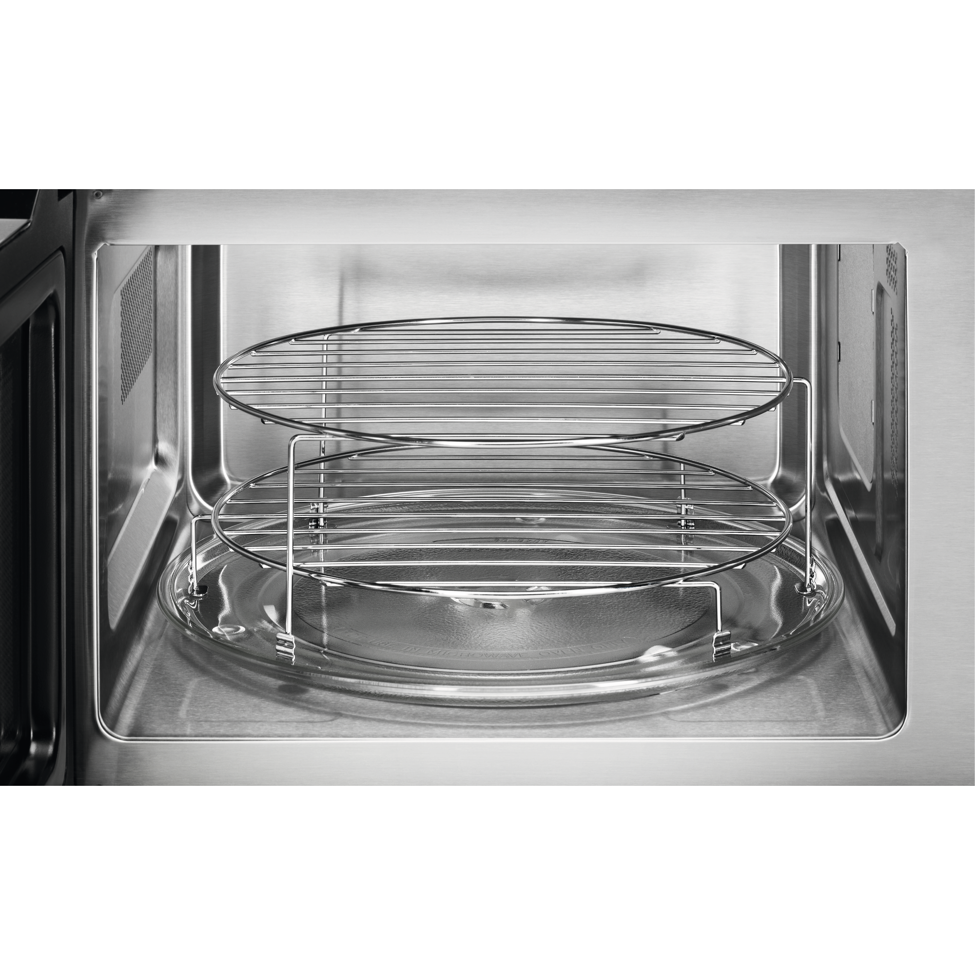 Interior de un horno microondas con dos rejillas metálicas.