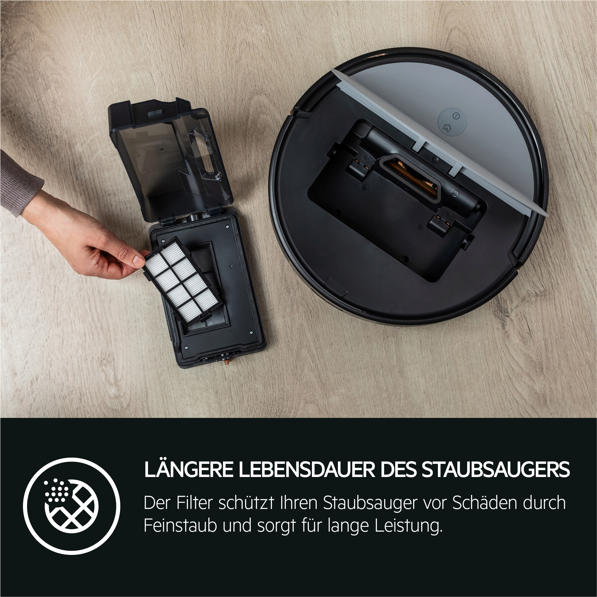Roboter-Staubsauger, Filter wird entfernt. Heller Holzboden im Hintergrund.