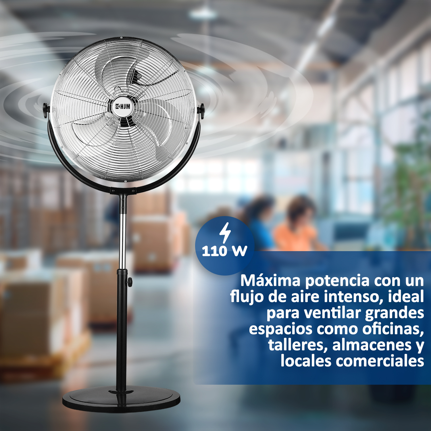 Un ventilador de pie plateado con cabezal circular, colocado en un almacén.