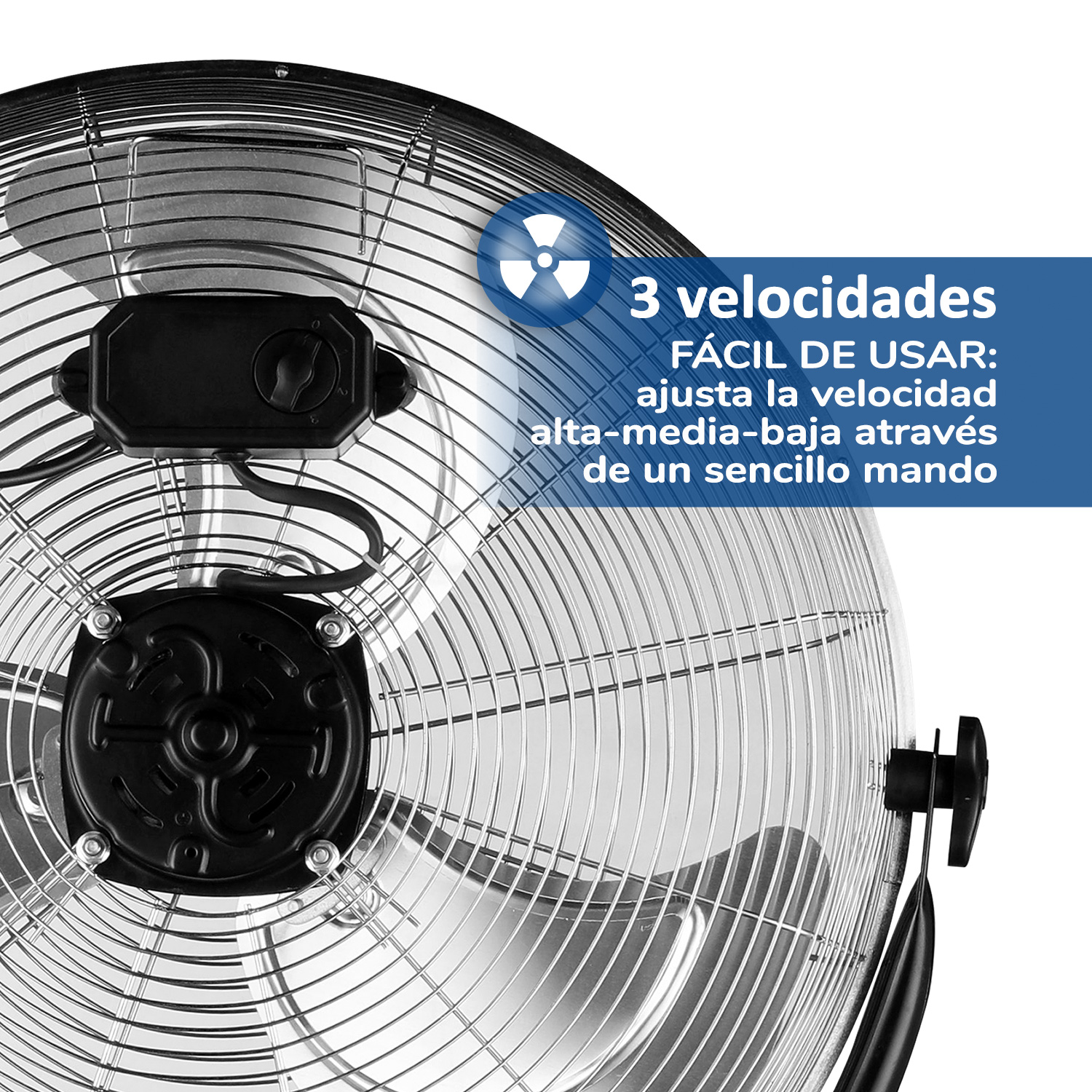 Primer plano de un ventilador metálico con tres ajustes de velocidad. El ventilador está sobre un fondo blanco.