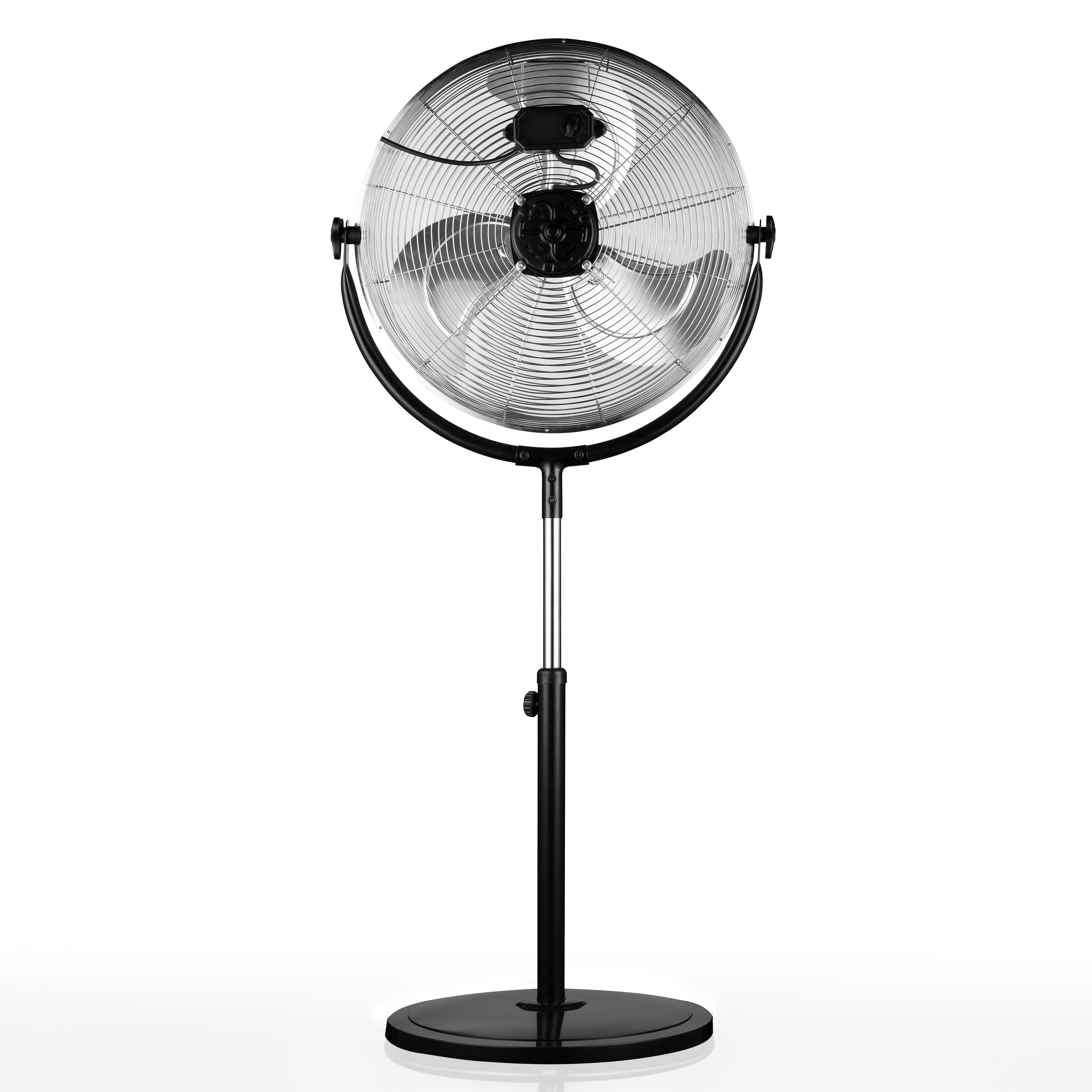 Ventilador de pie metálico negro con altura ajustable. El ventilador tiene tres aspas y una jaula protectora.
