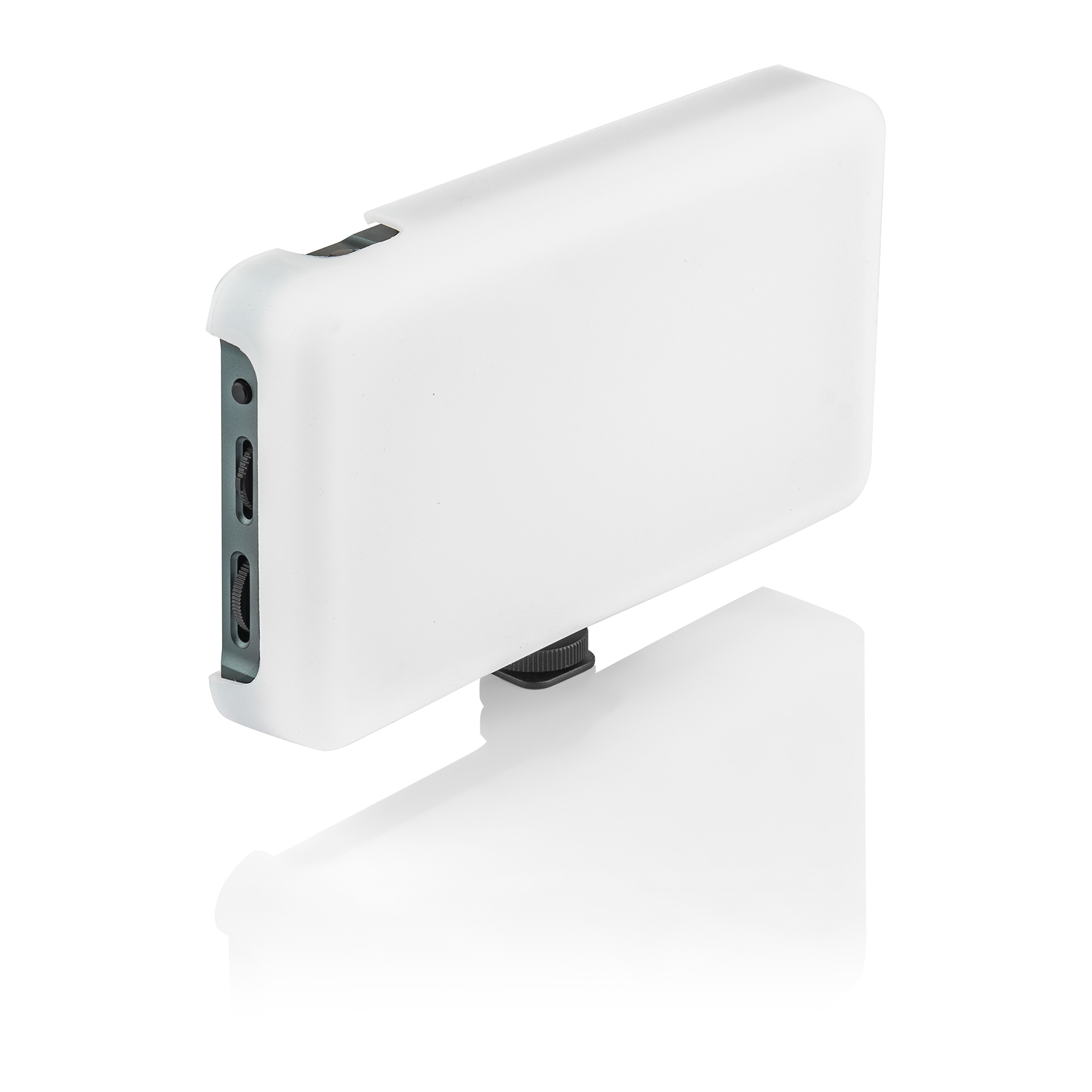 Une coque de téléphone blanche. La coque a le port de chargement et les boutons visibles.