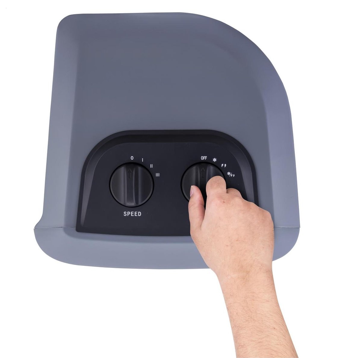 La mano di una persona che gira una manopola su un elettrodomestico grigio. La manopola ha impostazioni per la velocità e lo spegnimento.
