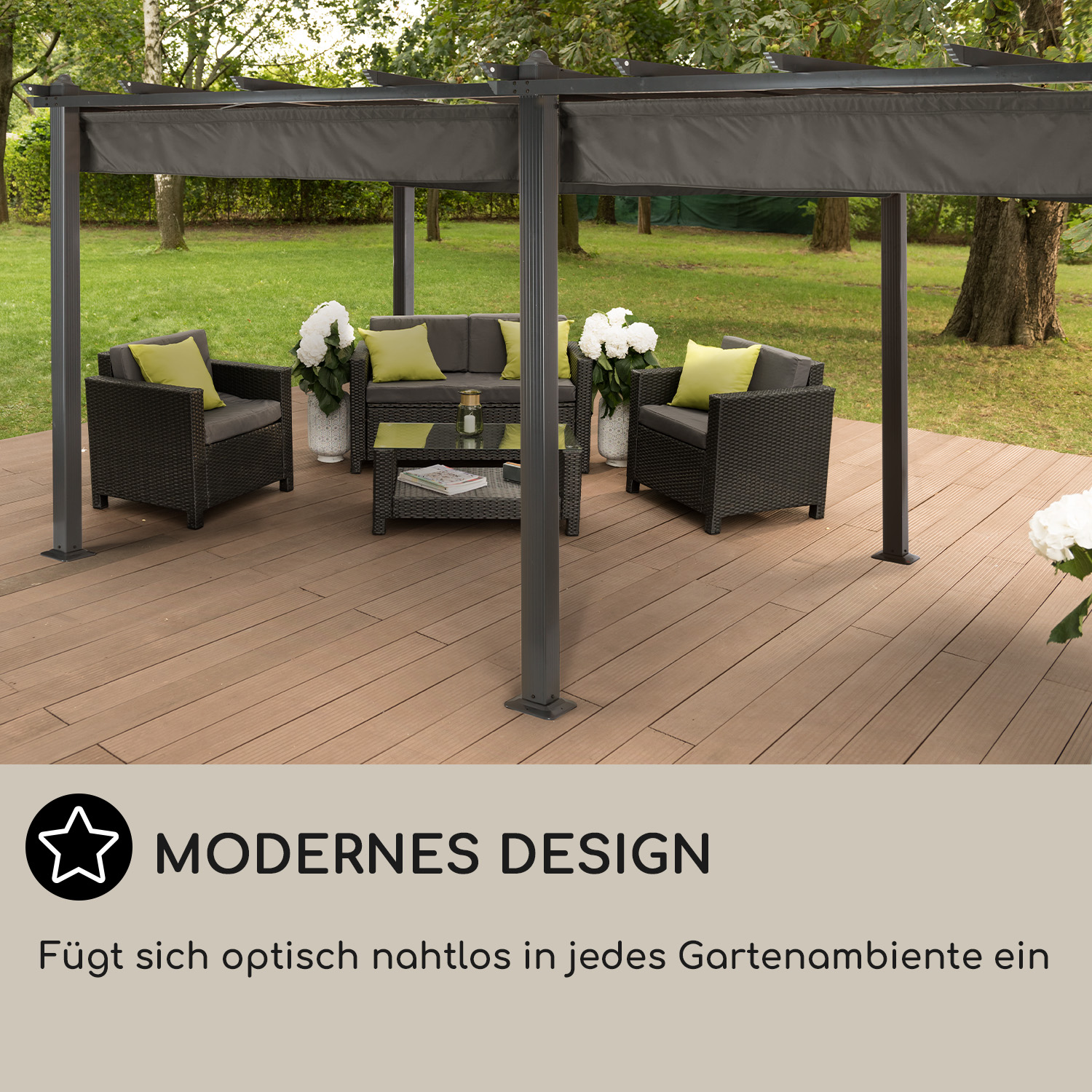Moderne graue Pergola mit Gartenmöbeln auf einem Holzdeck in einer Gartenumgebung.