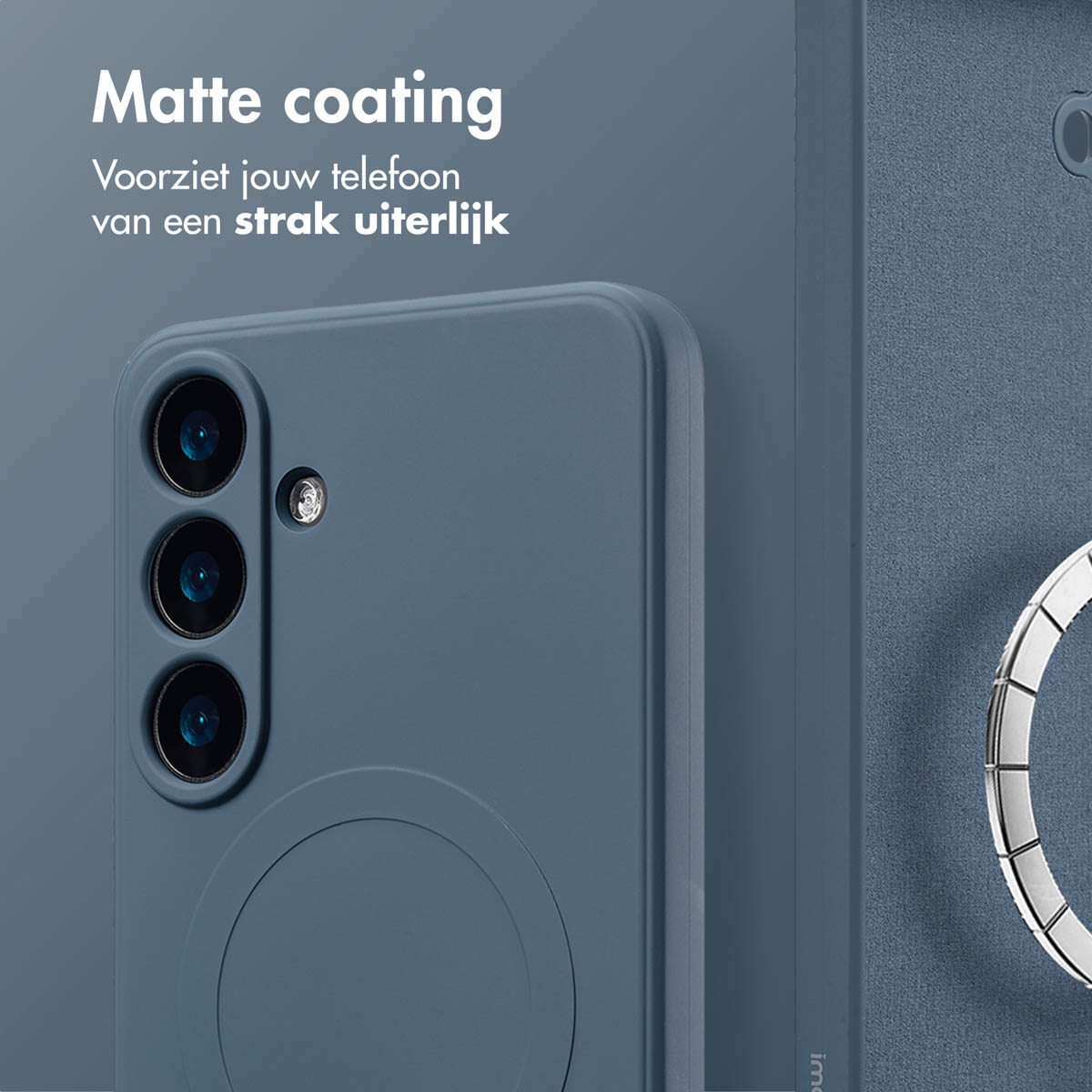 Een blauwe telefoonhoes met matte afwerking en een camera-uitsparing, naast een telefoon.