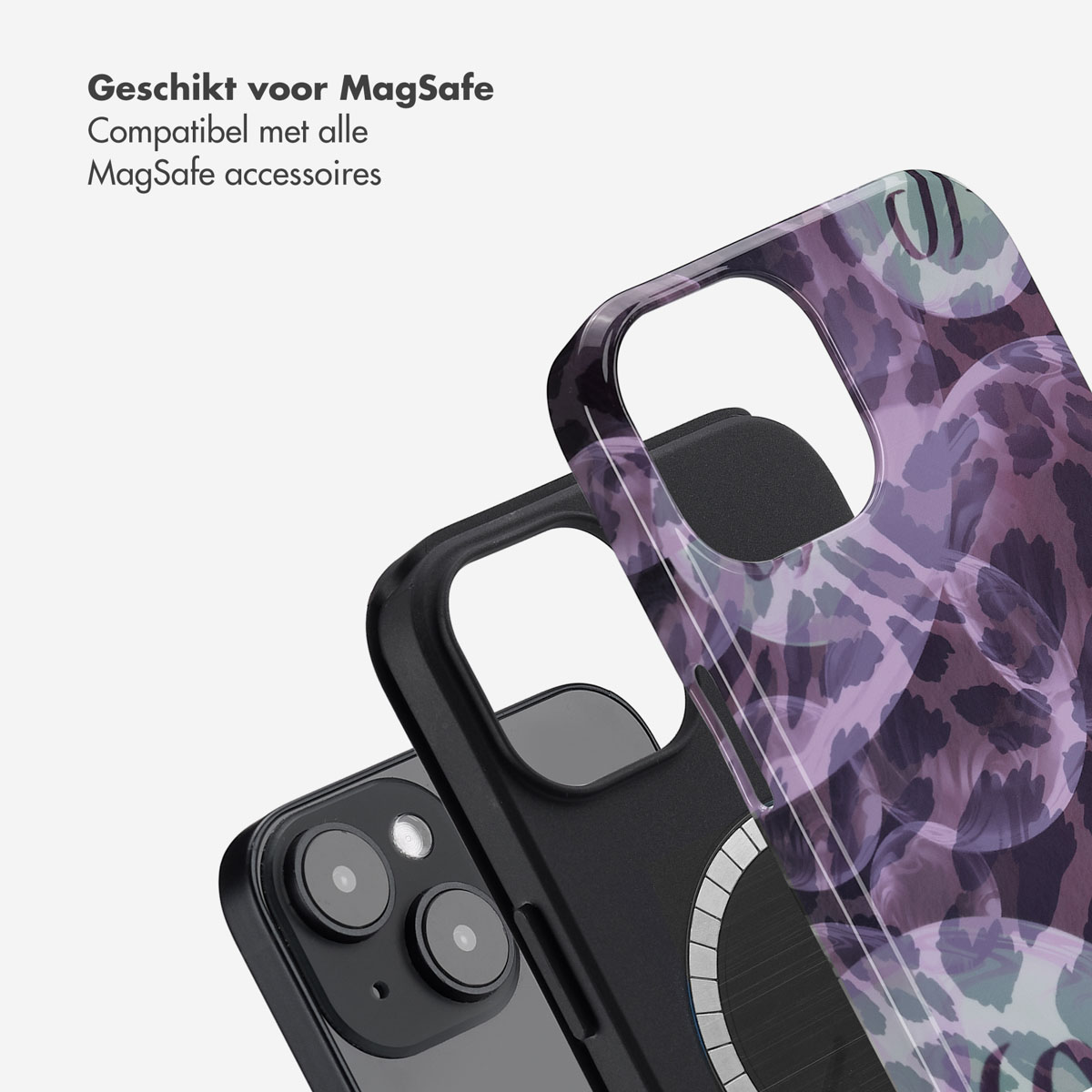 Telefoonhoes en iPhone met een paars bellenontwerp dat MagSafe toont.