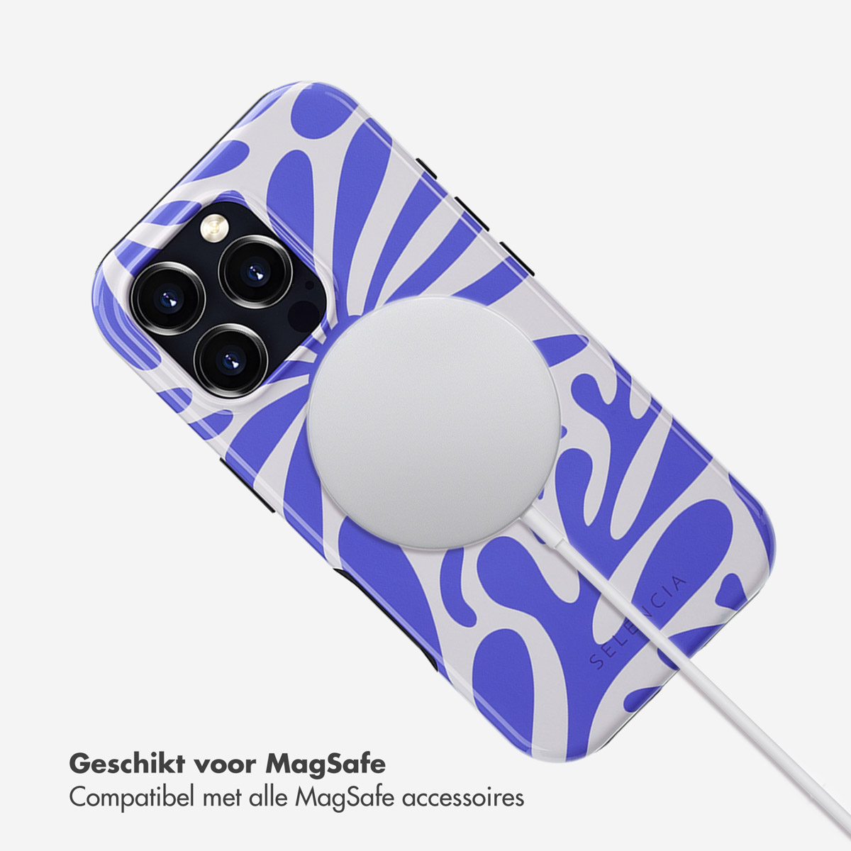 Een telefoonhoesje met een blauw en wit zonnestraalontwerp. Een witte MagSafe-oplader is bevestigd.