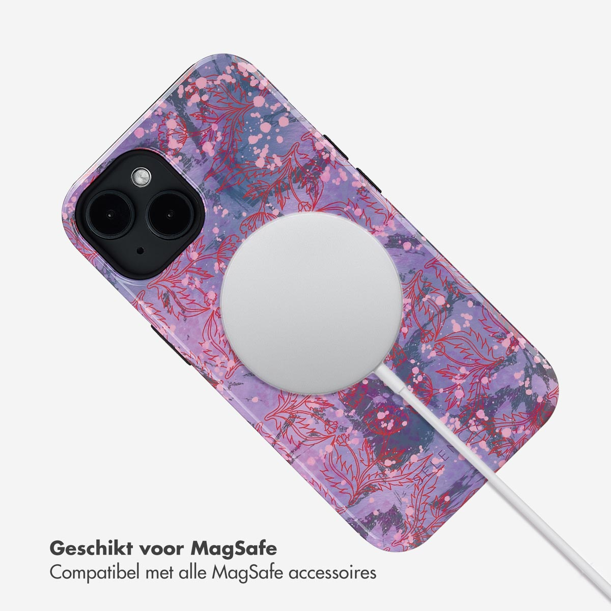 Telefoonhoesje met paars bloemenpatroon. Een witte MagSafe-oplader is bevestigd.