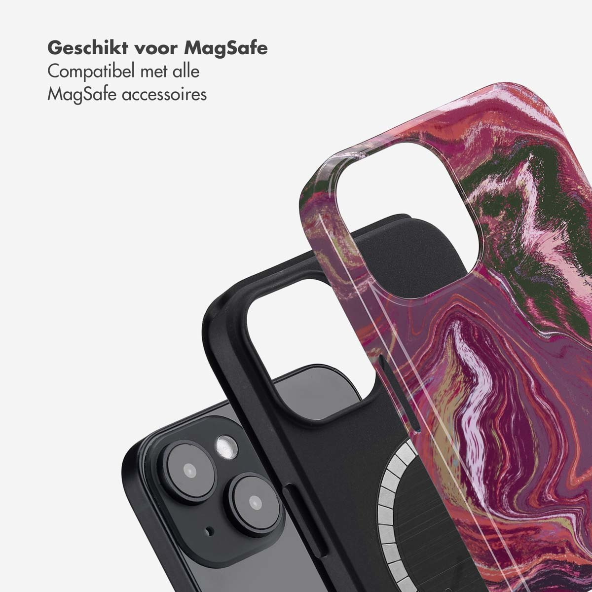 Custodia per telefono con design marmorizzato su un telefono nero. Testo: Compatibile con gli accessori MagSafe.
