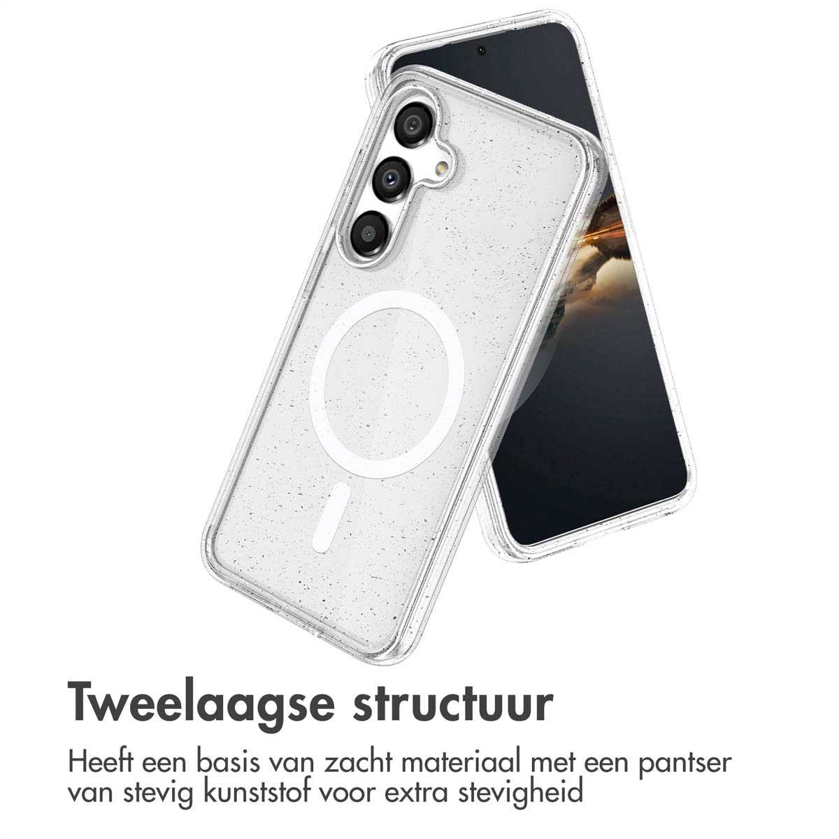 Twee telefoonhoesjes, één bovenop de andere. Beide hebben glitterontwerpen en een MagSafe-cirkel.