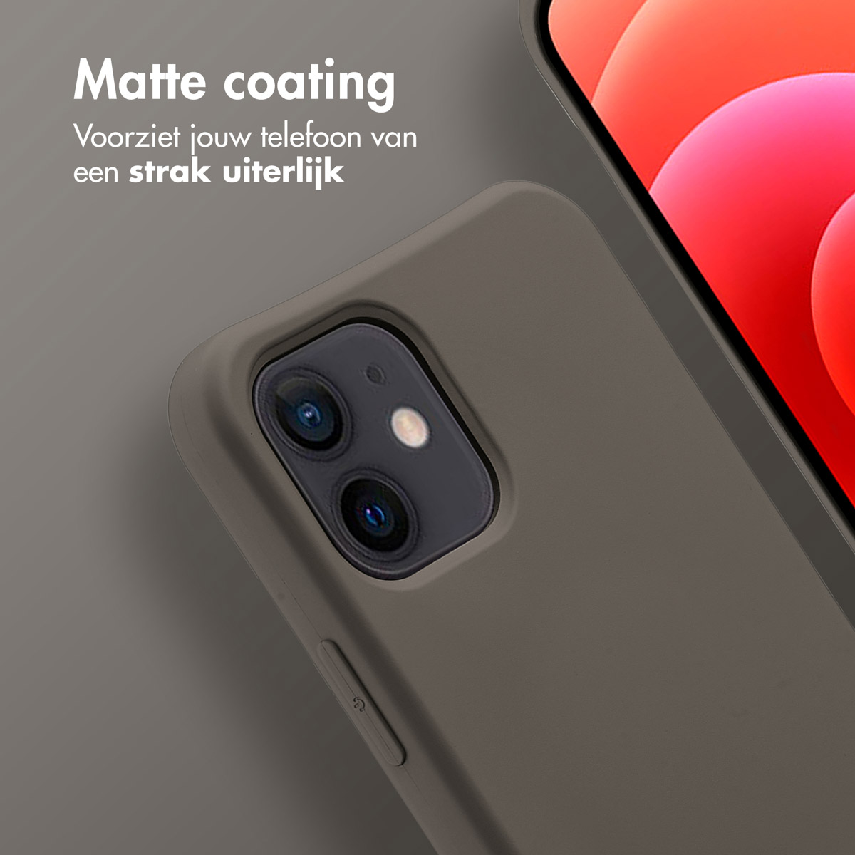 Donkergrijze telefoonhoes met telefoon erin. Cameralenzen zichtbaar. Achtergrond donkergrijs.