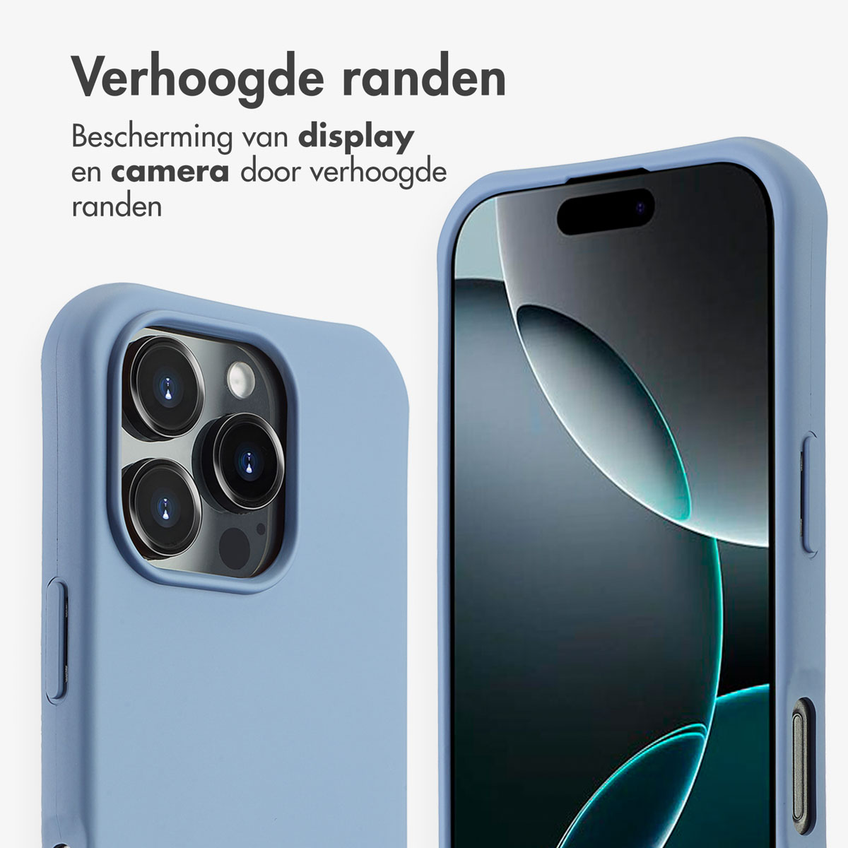 Lichtblauwe telefoonhoes, schuine weergave. De telefoon is zichtbaar. Tekst: Verhoogde randen beschermen display en camera.