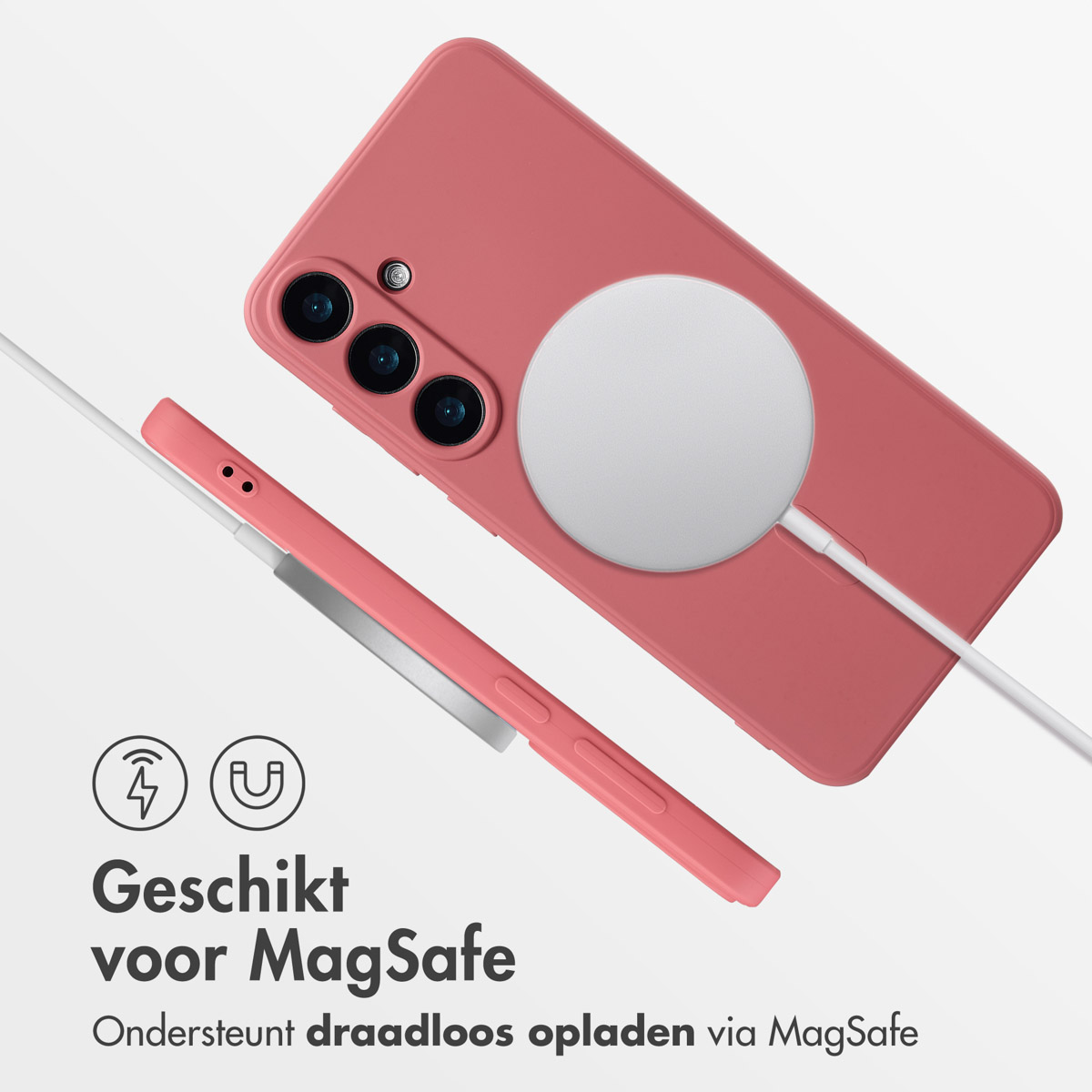Roze telefoonhoesje met een witte MagSafe-lader bevestigd aan een roze telefoon.