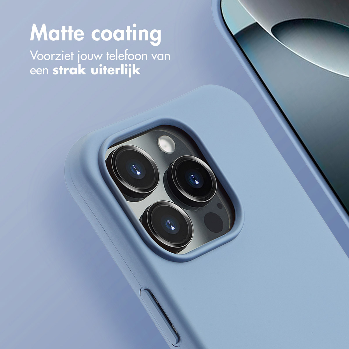 Une coque de téléphone bleu clair. Le téléphone est partiellement visible. Fond bleu flou.