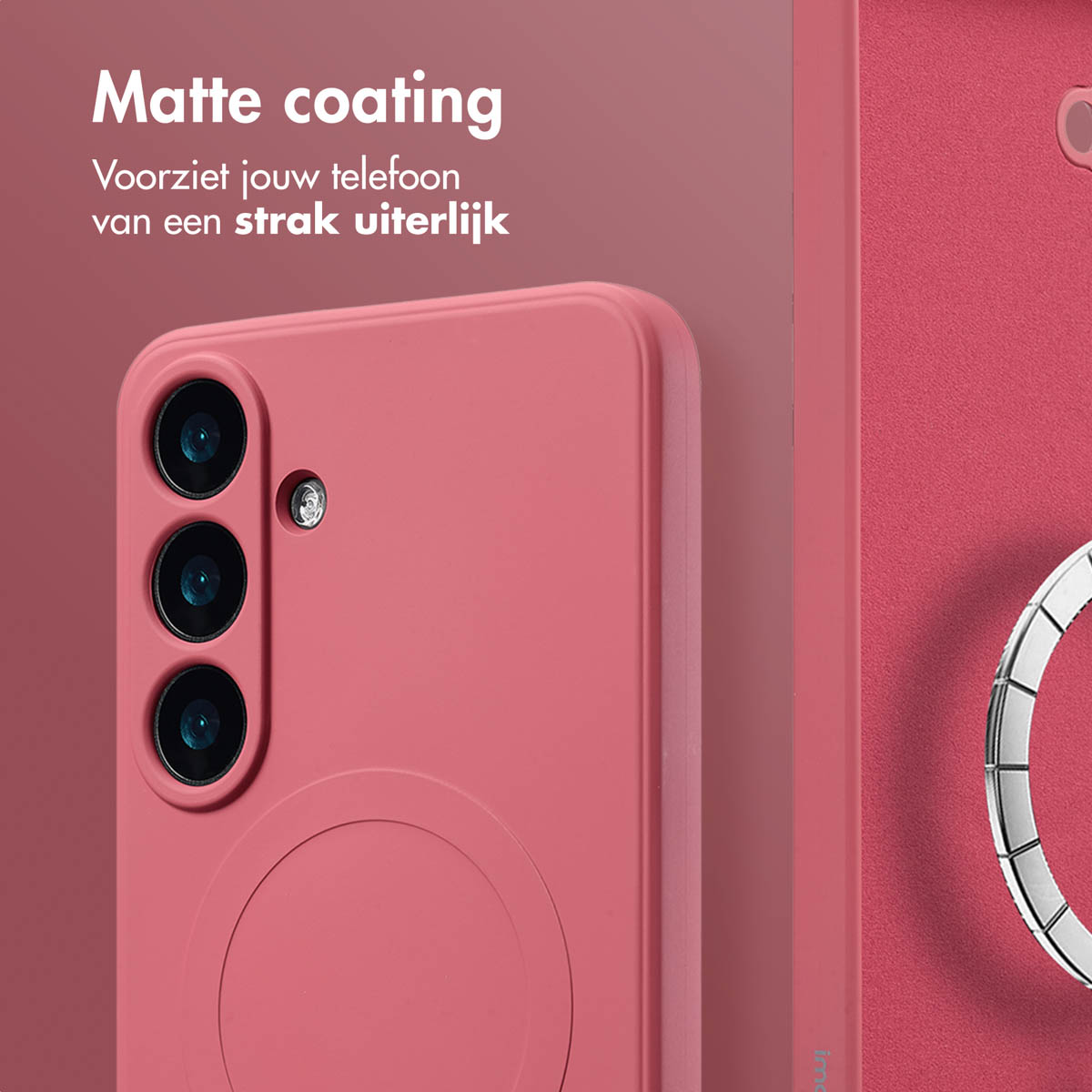 Roze telefoonhoesje met drie cameralenzen. Tekst: Matte coating. Een MagSafe ring is zichtbaar.