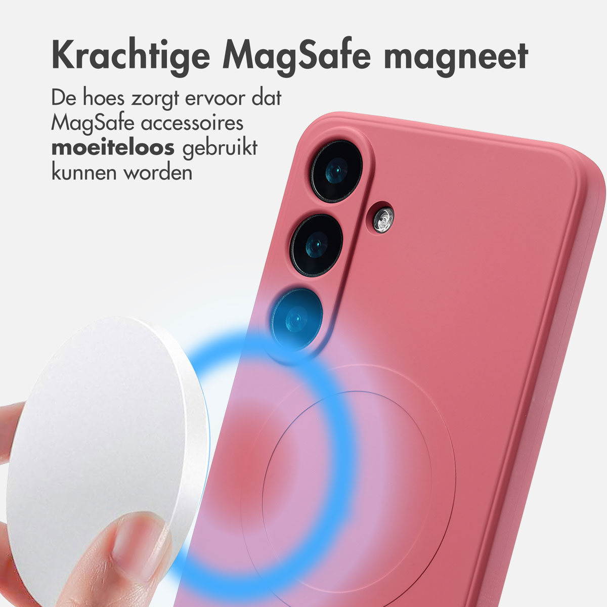 Roze telefoonhoesje met een witte MagSafe-oplader. Een hand houdt de lader vast.