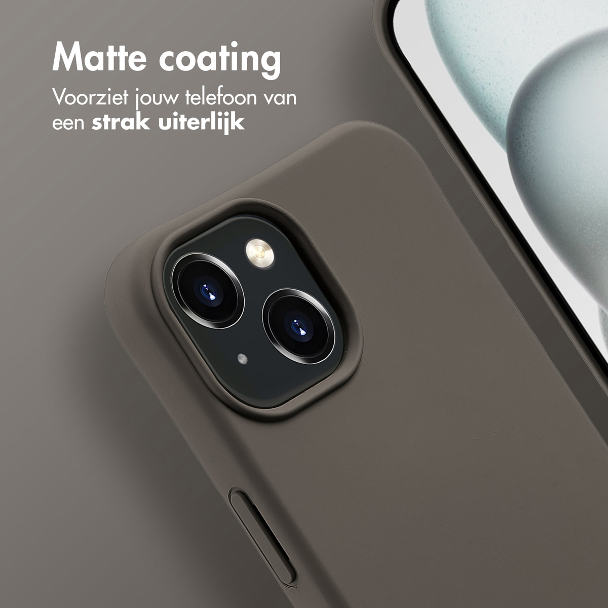 Ein Telefon mit einer matten Hülle wird gezeigt, mit den Kameralinsen sichtbar.