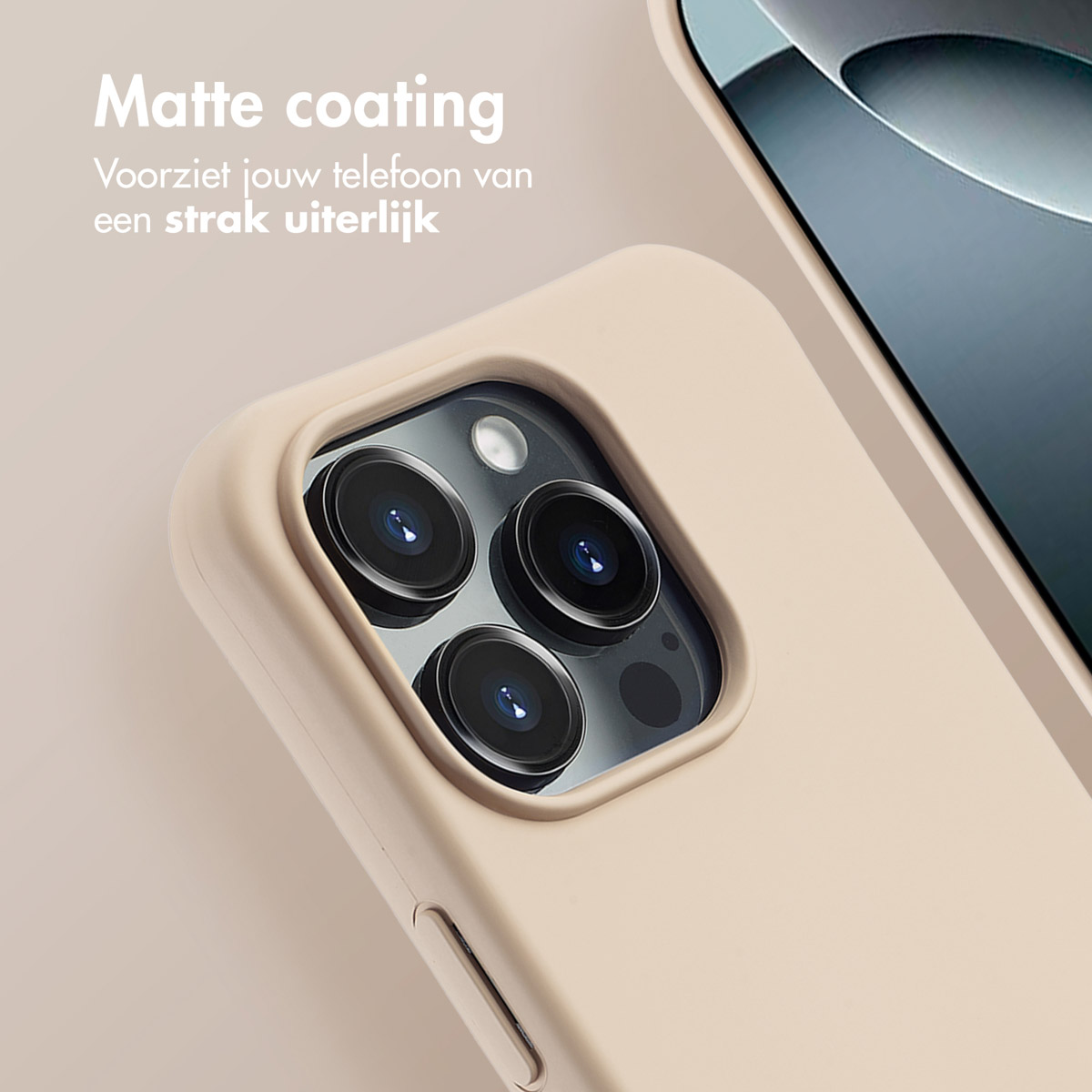 Close-up van een telefoon in een beige hoesje. De hoes is mat en bedekt de telefoon.