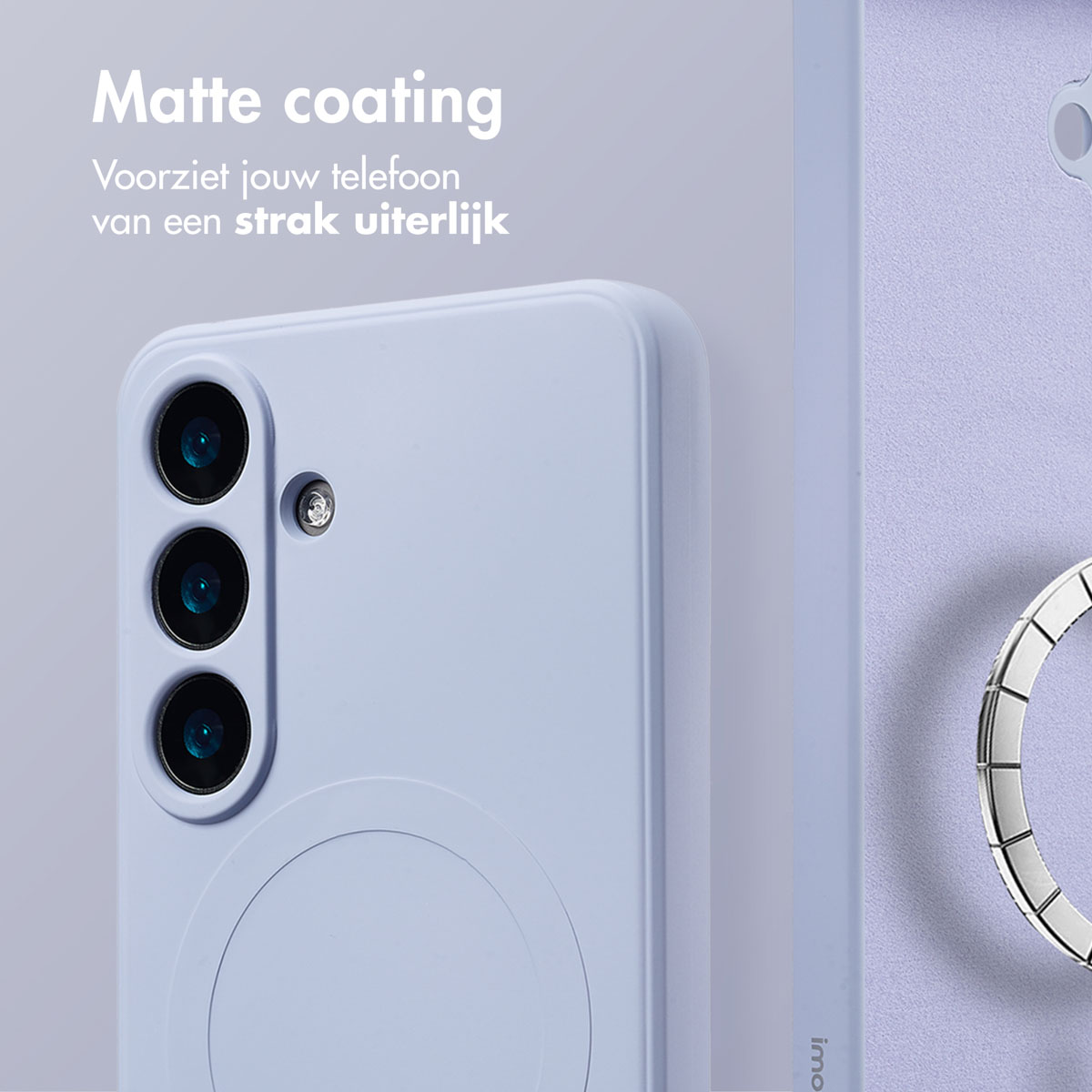 Lila telefoonhoesje met een metalen ring en een witte MagSafe-oplader. Tekst zegt: 'Matte coating'.
