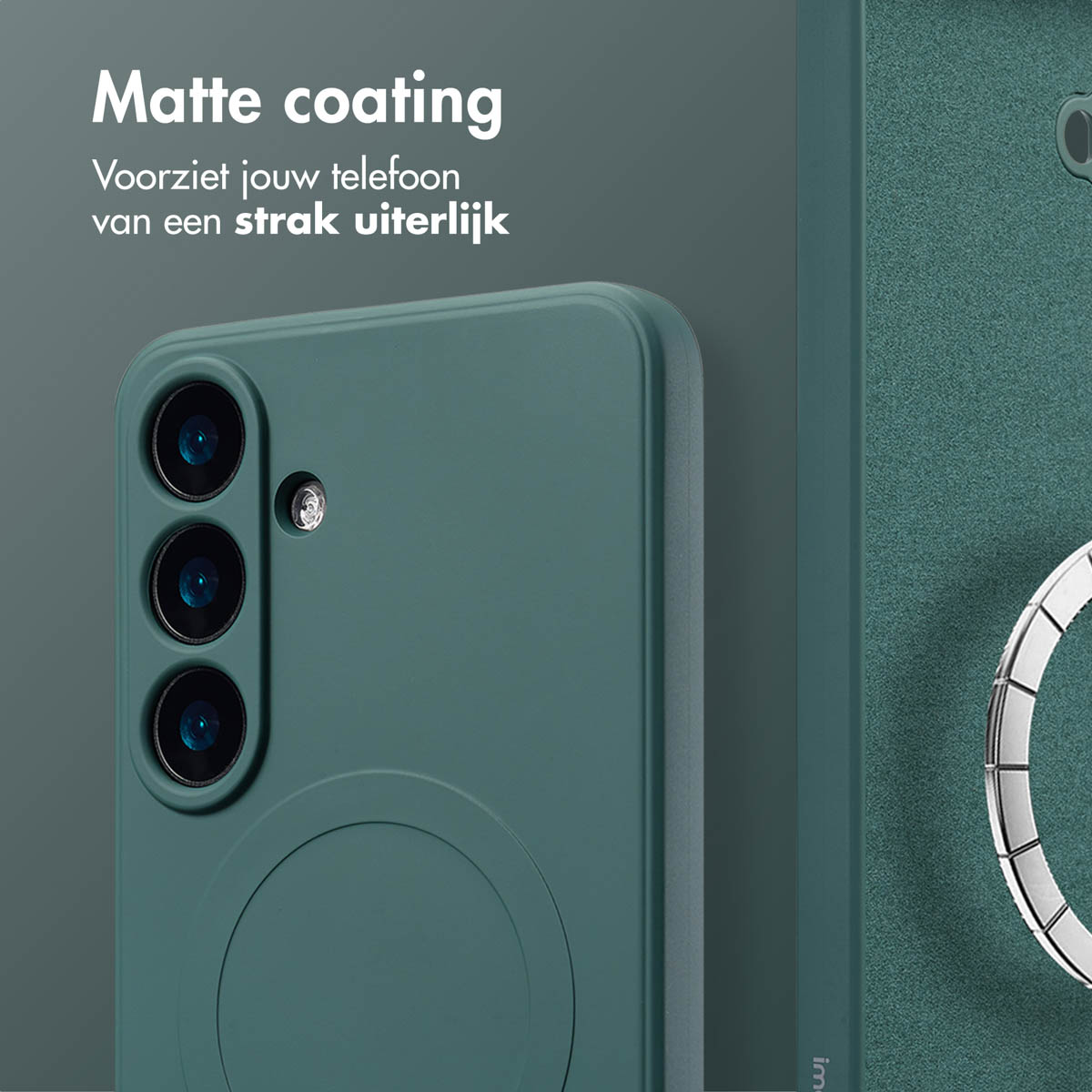 Een groene telefoonhoes met drie cameralenzen en een cirkelvormige uitsparing. Een ander groen hoesje op de achtergrond.