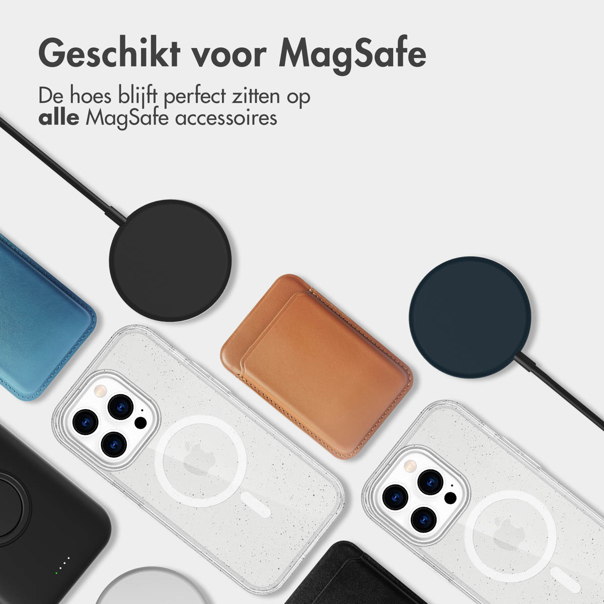 Diverses coques de téléphone avec différents designs et un chargeur MagSafe.
