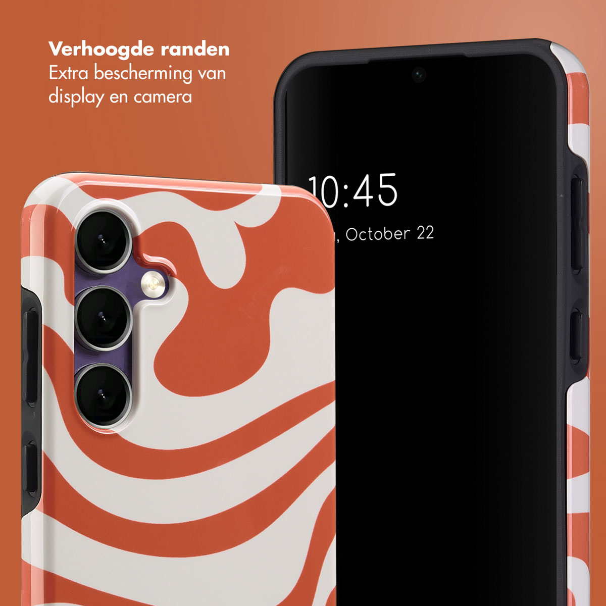 Une coque de téléphone avec un motif unique est placée à côté d'un téléphone.