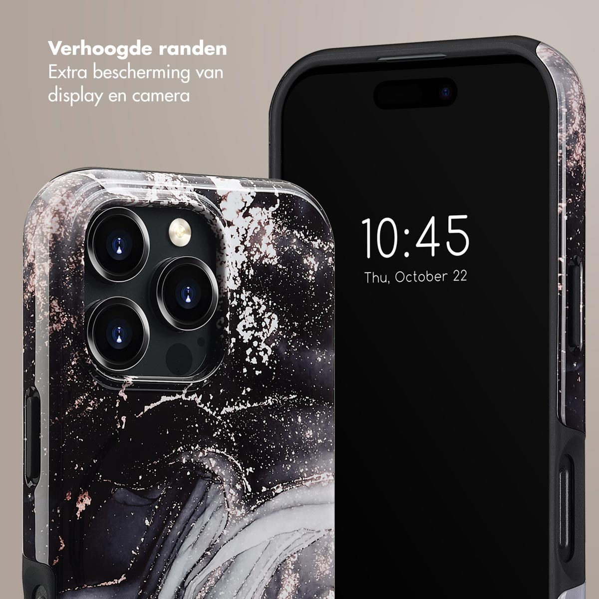 Deux téléphones avec des étuis de protection, l'un affichant l'heure et l'autre le design de l'étui.