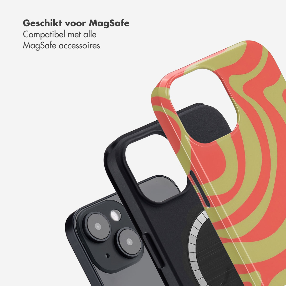 Telefoonhoesje met een rood en groen ontwerp. Een zwarte telefoon rust erin, met een MagSafe-cirkel.