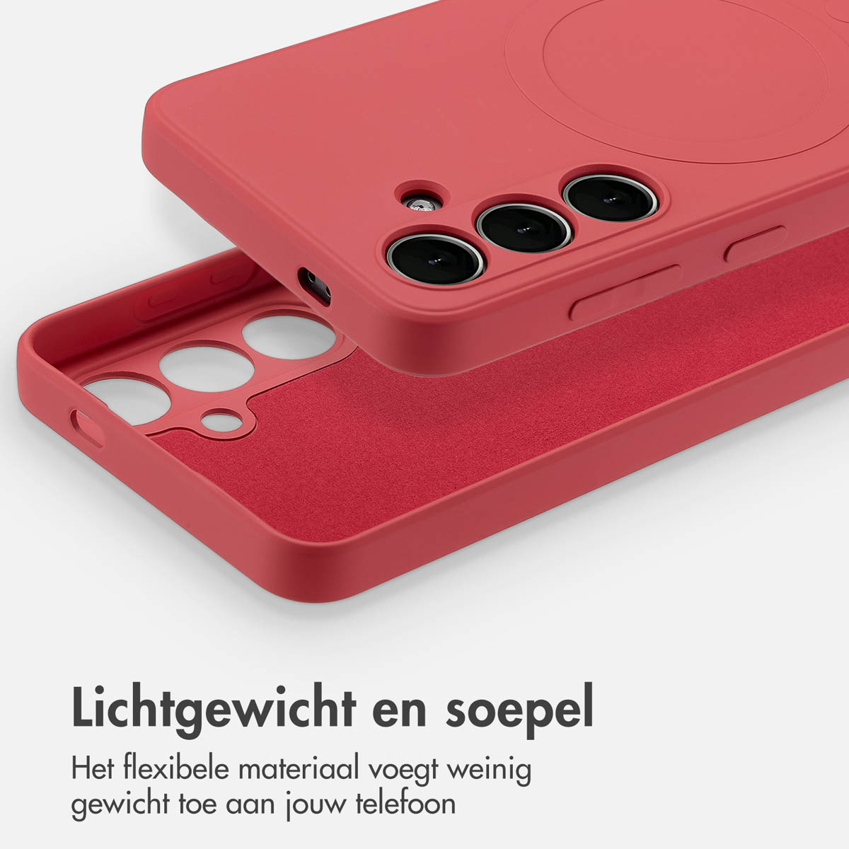 Open rode telefoonhoes met rode binnenkant. De hoes ligt op een witte ondergrond.