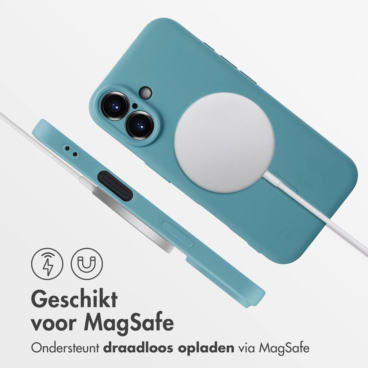 Un étui de téléphone turquoise avec un chargeur MagSafe blanc attaché. Un câble de chargement blanc est branché.