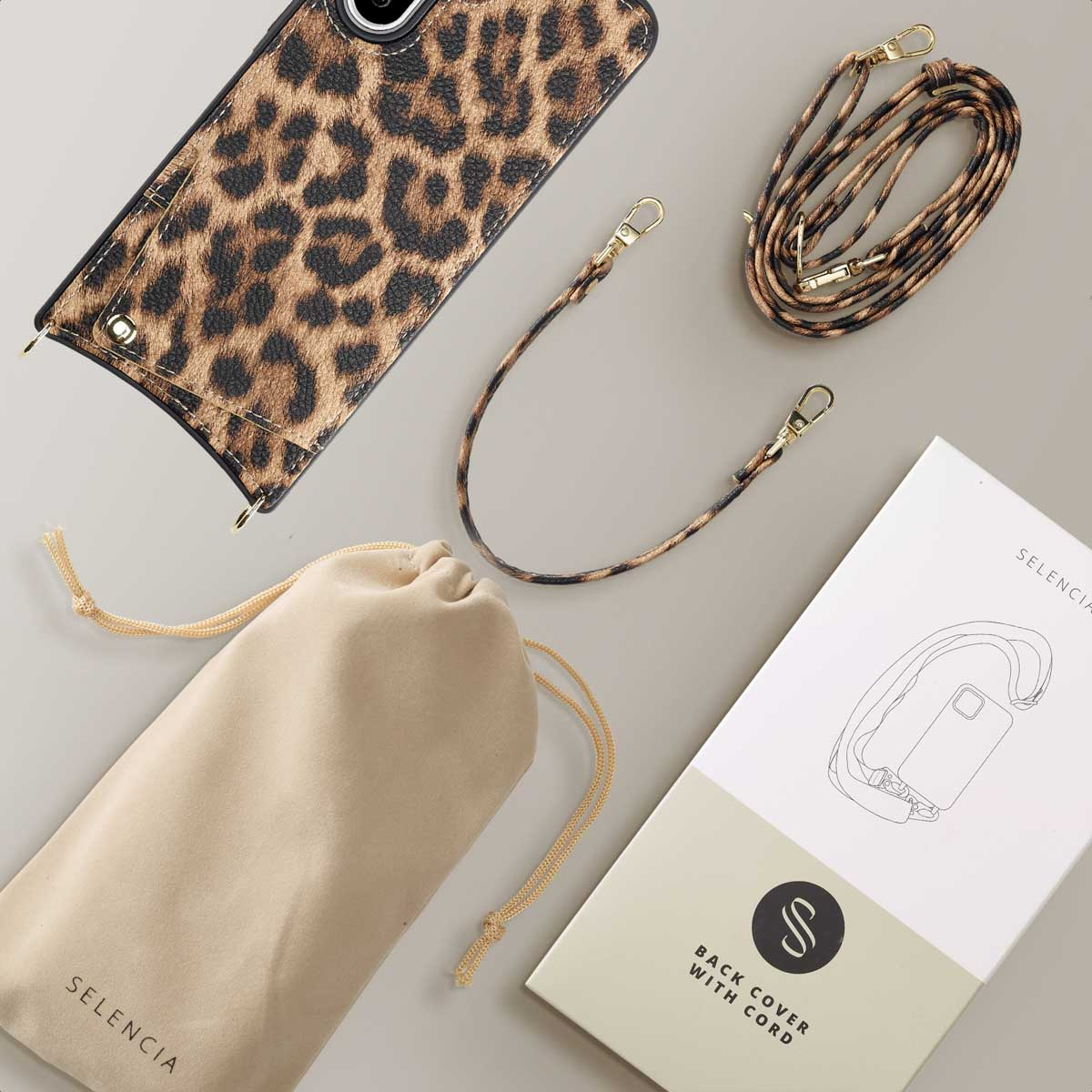 Telefoonhoesje met luipaardprint met riem, tas en verpakking. Tekst: 'Achterkant met koord'.