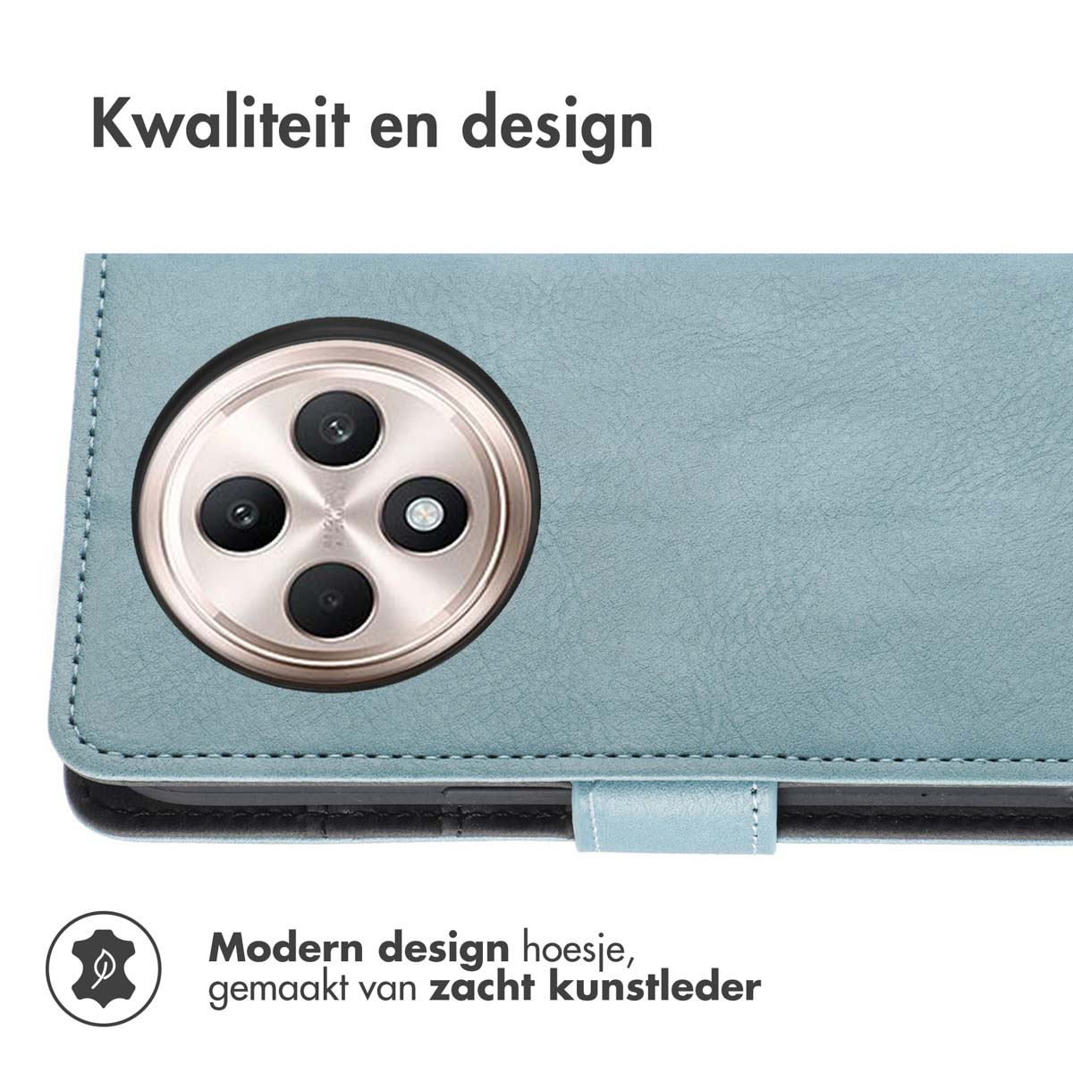 Close-up van een blauwe telefoonhoes met een uitsparing voor de cameralens. Lichtblauw leerachtig materiaal.