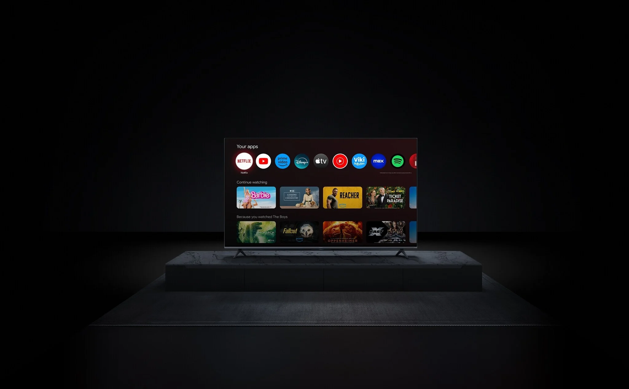 Telewizor wyświetlający ikony aplikacji do strumieniowania w ciemnym pokoju.