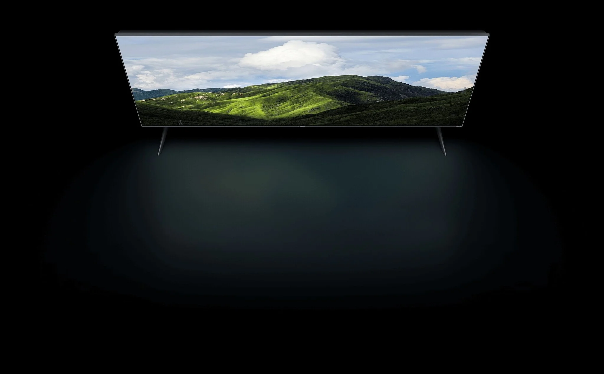 Ekran telewizora z krajobrazem. Czarne tło. Telewizor na stojaku.