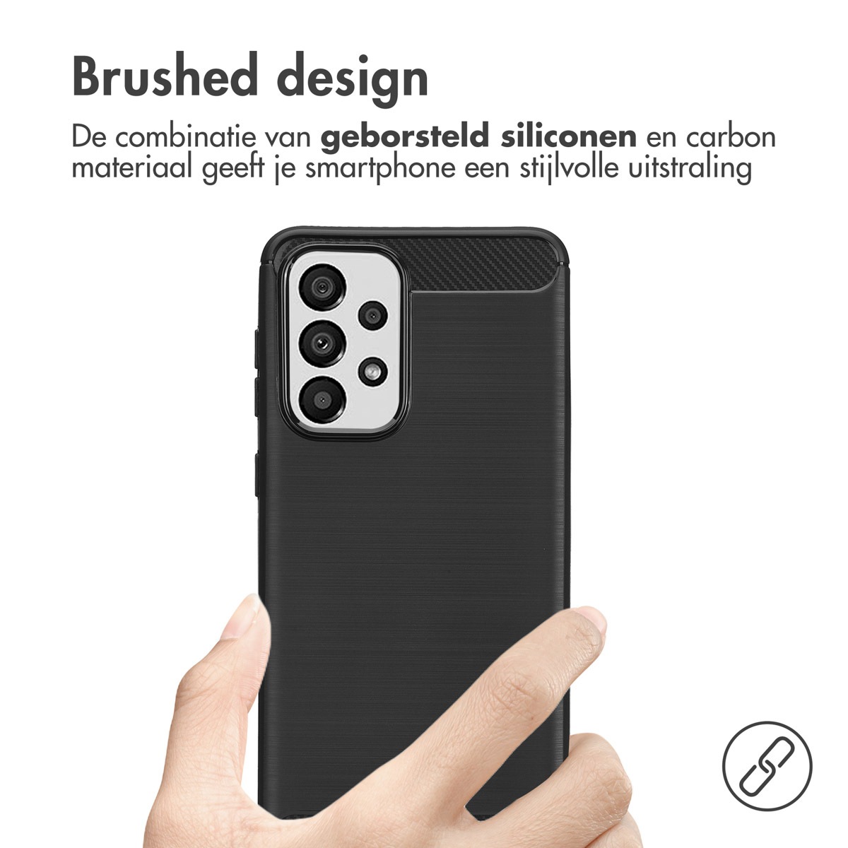 Coque de téléphone noire avec design brossé, tenue par une main.