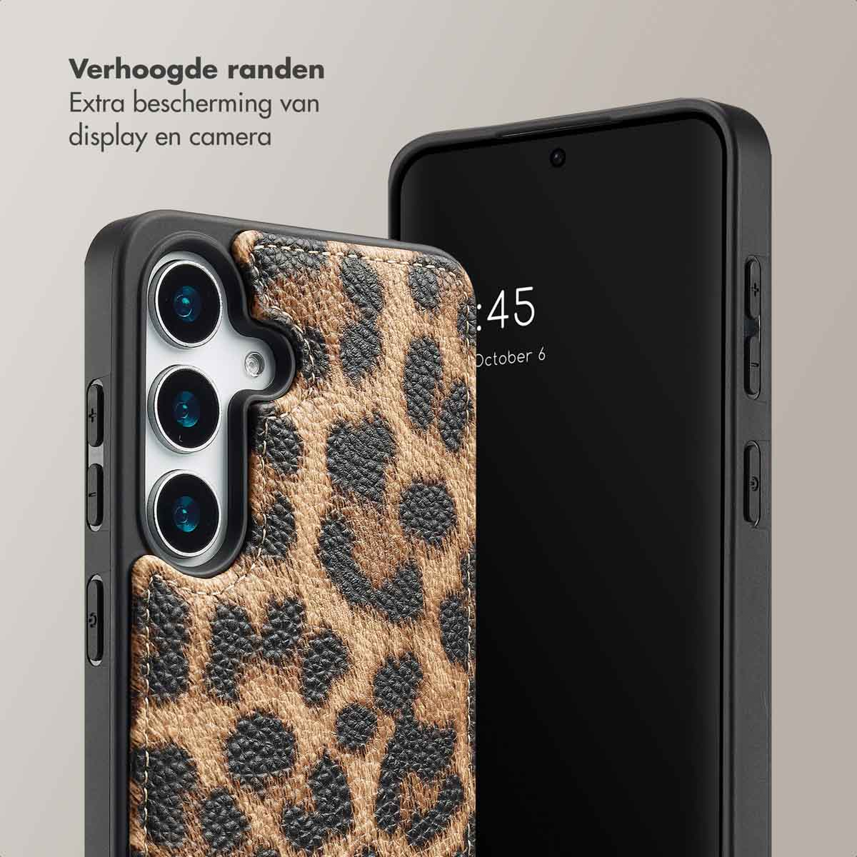 Custodia per telefono con stampa leopardata. Lo schermo mostra le 10:45. Testo: 6 ottobre. Il telefono è nero.