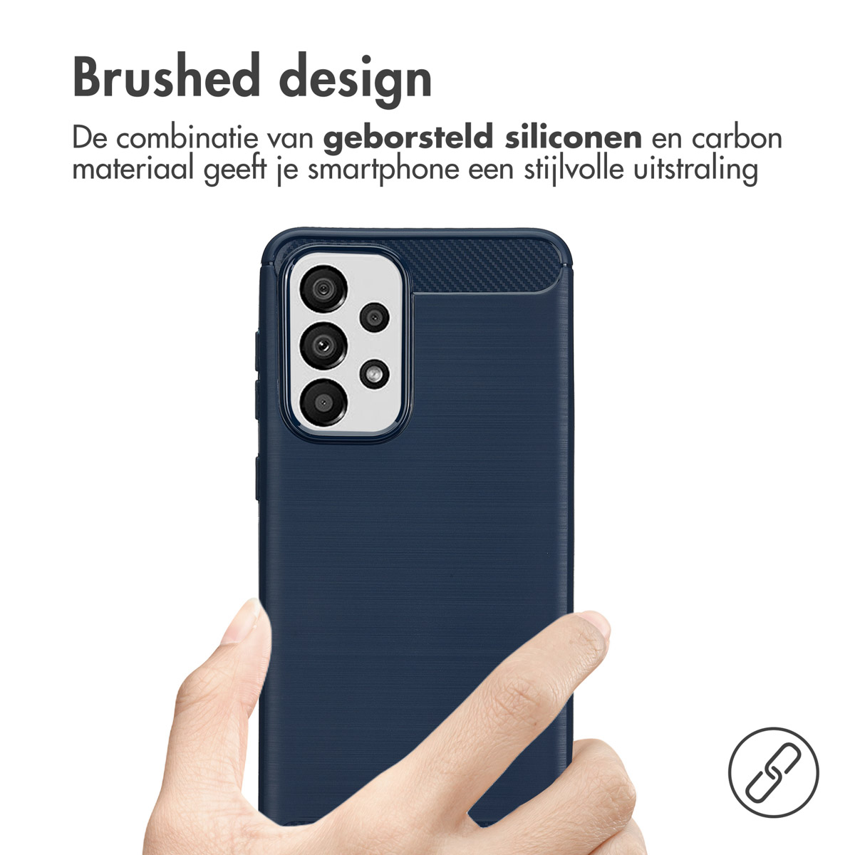 Een hand die een donkerblauwe telefoonhoes vasthoudt. De hoes heeft een textuurontwerp.