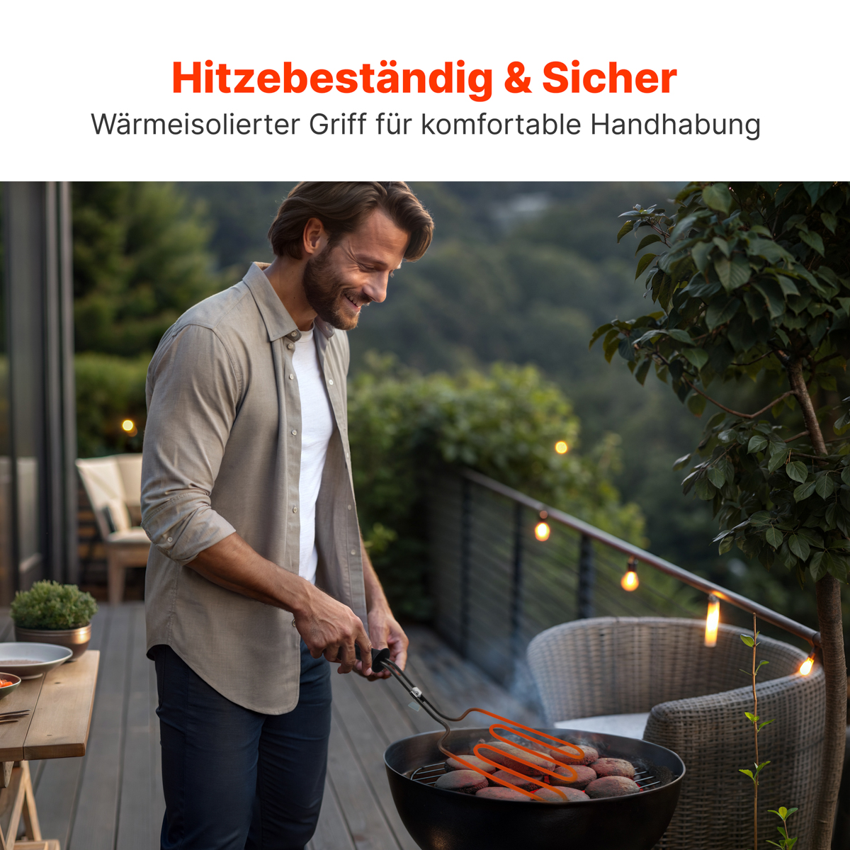 Mężczyzna grilluje na grillu, trzymając widelec do grillowania. Tekst: Odporny na ciepło i bezpieczny.