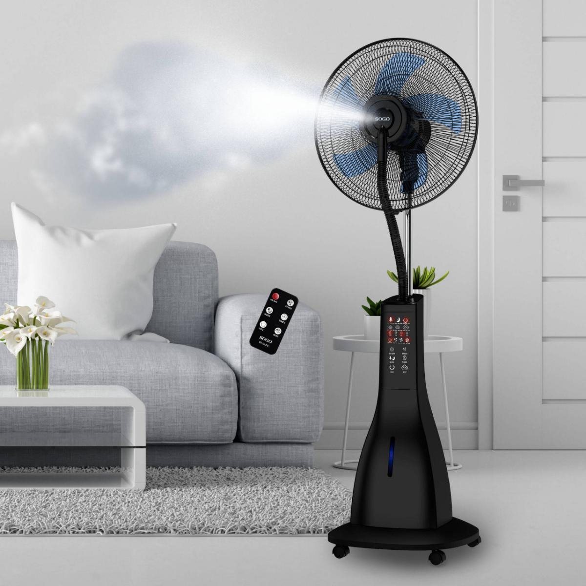 Czarny wentylator stojący z funkcją mgiełki. Jest w salonie. Pilot unosi się w powietrzu.