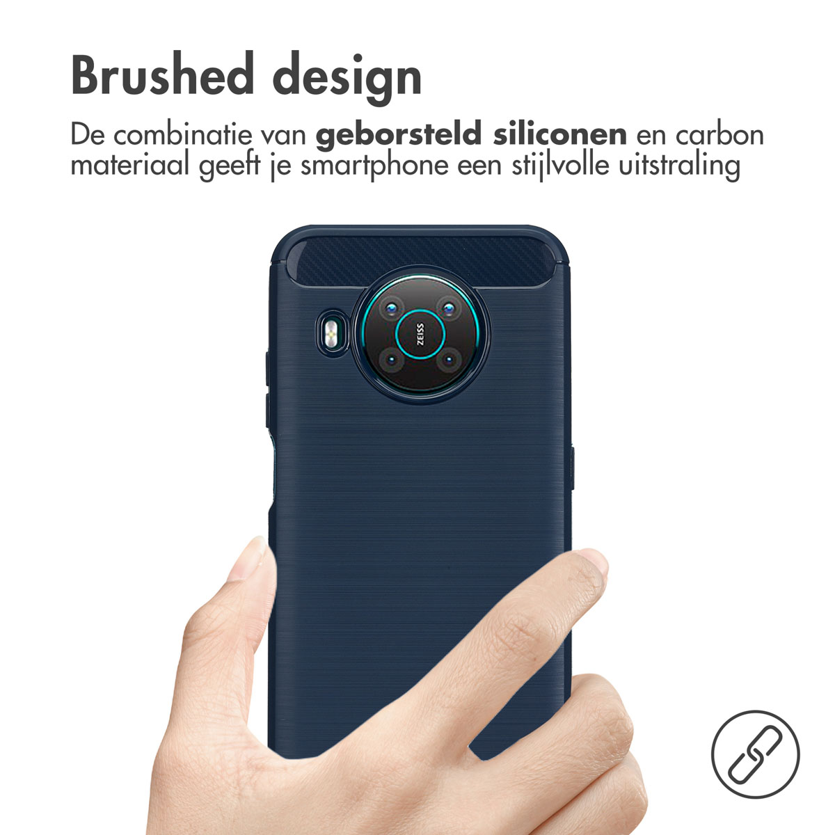 Hand hält ein dunkelblaues Telefon. Gebürstetes blaues Design. Zeiss-Kameralinse. Text über gebürstetes Design.