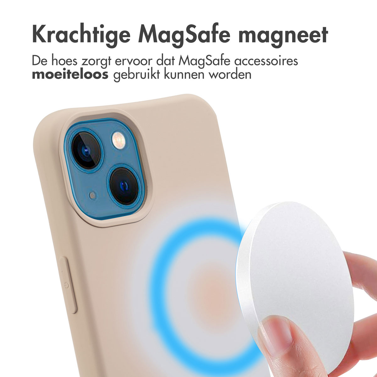 Close-up van een telefoon met een beige hoesje en een magnetische schijf die wordt bevestigd. Blauwe cirkel toont magnetisch veld.