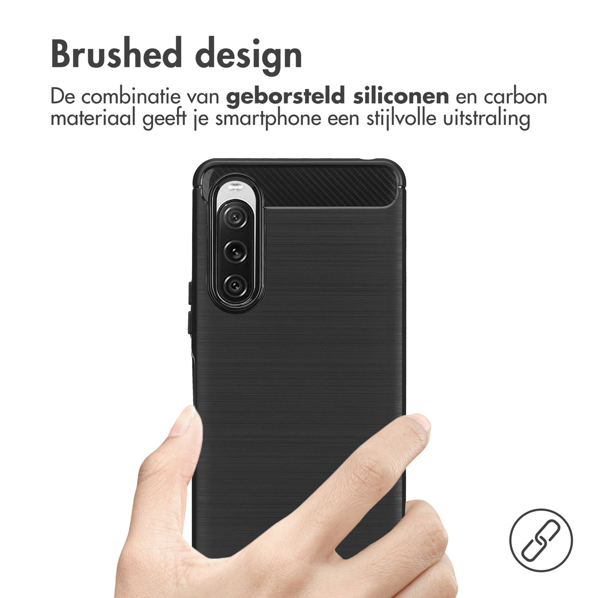 Une coque de téléphone noire, tenue par une main. Le texte indique 'Design brossé'.