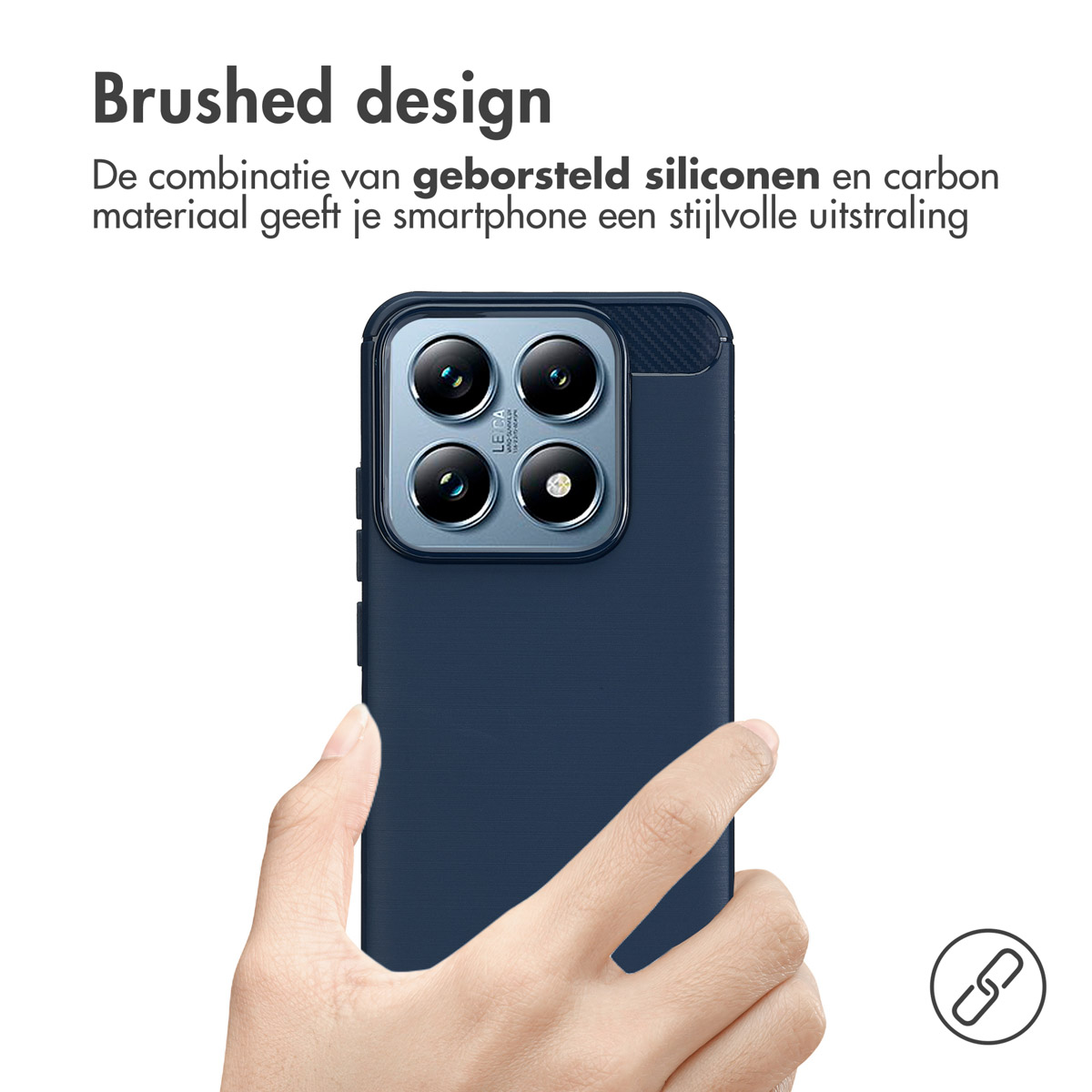 Een hand die een blauw telefoonhoesje vasthoudt. De hoes is blauw en heeft een getextureerde achterkant.