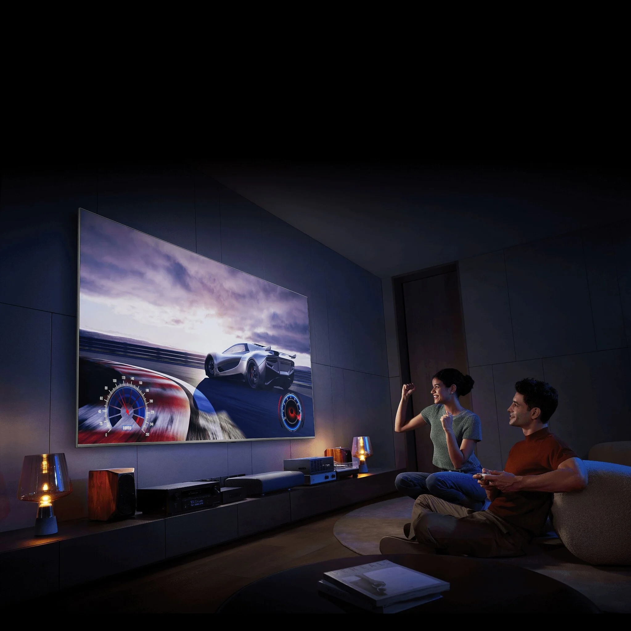 Ludzie oglądają telewizję z grą wyścigową. Ciemny pokój z lampami i konsolą.